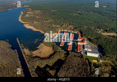 Luftbild-Ferienhäuser mit Boot starten, Marina Rheinberg, Hafendorf Rheinsberg Leuchtturm Maritime Hafen Hotel Rheinberg, Stockfoto