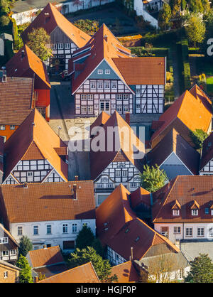 Luftaufnahme, Fachwerk Häuser in der historischen Altstadt, Kirche des Hl. Johannes der Täufer, Rietberg, Ostwestfalen, Stockfoto