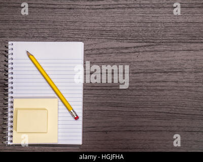 Schreibtisch, Spiralblock, Haftnotizen, Bleistift Stockfoto