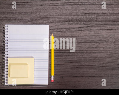 Schreibtisch, Spiralblock, Haftnotizen, Bleistift auf Schreibtisch Stockfoto