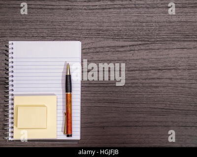 Schreibtisch, Spiralblock, Haftnotizen, Bleistift auf Schreibtisch Stockfoto