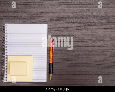 Schreibtisch, Spiralblock, Haftnotizen, Stift auf Schreibtisch Stockfoto