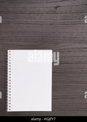 Holz Schreibtisch mit Spiral-Notizbuch Stockfoto