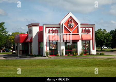Stand allein Seite der künstlerischen Skulpturen Arby's Restaurant-Gebäude. Roseville Minnesota MN USA Stockfoto