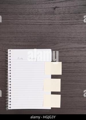 Desktop, Spiralblock, leere Haftnotizen auf Seite Stockfoto