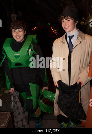 Teen nehmen Atempause von seinem Ninja Turtle Kostüm Halloween Trick sammeln oder Süßigkeiten zu behandeln. St Paul Minnesota MN USA Stockfoto