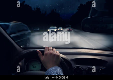 Autofahren in der Nacht auf dem Weg Stockfoto