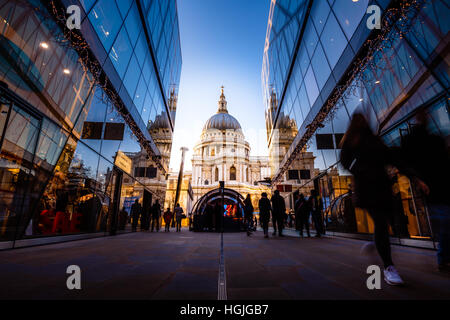 Blick auf St. Pauls Kathedrale von einer neuen Änderung Mall mit Käufern, London, Vereinigtes Königreich Stockfoto