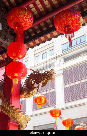 Chinesische Drachenstatue schmücken die Außenseite eines chinesischen Tempels in Kuala Lumpur. Stockfoto