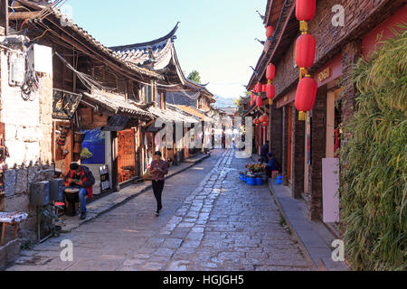 Lijiang, China - 14. November 2016: Panorama der Altstadt von Lijiang bei Sonnenuntergang und einige Touristen zu Fuß durch Stockfoto