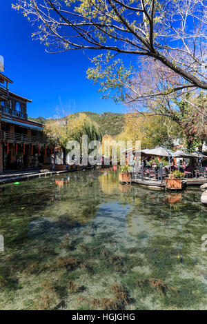 Lijiang, China - 14. November 2016: Main Square von ShuHe Altstadt, nicht weit von der Altstadt von Lijiang Stockfoto