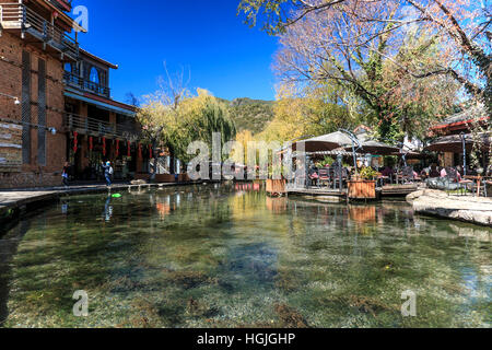 Lijiang, China - 14. November 2016: Main Square von ShuHe Altstadt, nicht weit von der Altstadt von Lijiang Stockfoto