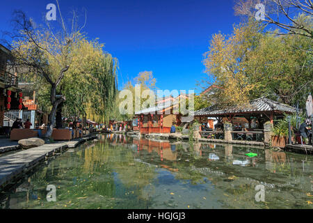 Lijiang, China - 14. November 2016: Main Square von ShuHe Altstadt, nicht weit von der Altstadt von Lijiang Stockfoto