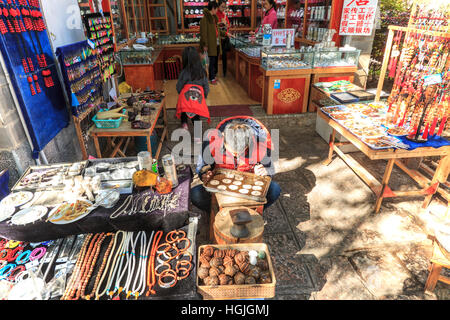 Lijiang, China - 14. November 2016: Young Naxi Mann arbeitet in seiner Werkstatt in der Altstadt von Lijiang Stockfoto