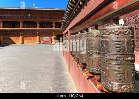 Lijiang, China - 14. November 2016: Gebetsmühlen in einem tibetischen Tempel der ShuHe Altstadt, UNESCO-Weltkulturerbe Eritage nicht weit von der Altstadt von Lijiang Stockfoto