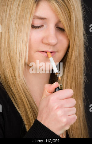 Teenager raucht eine Zigarette Stockfoto