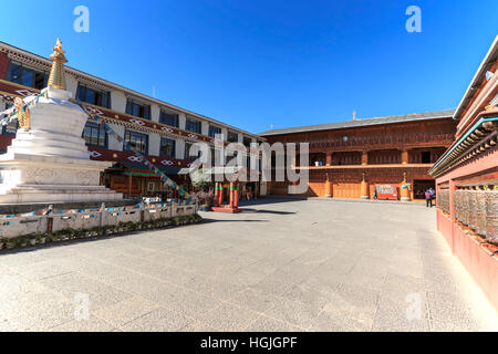 Lijiang, China - 14. November 2016: Gebetsmühlen in einem tibetischen Tempel der ShuHe Altstadt, UNESCO-Weltkulturerbe Eritage nicht weit von der Altstadt von Lijiang Stockfoto