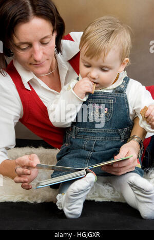 Mutter mit Tochter, lesen Stockfoto