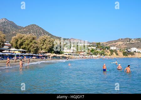 Entspannende Touristen auf Livadi Beach, Bali, Kreta, Griechenland, Europa. Stockfoto