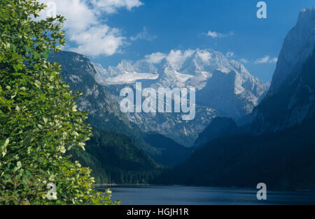 Blick zum hohen Dachstein über Gosausee, Gosau, Oberösterreich, Österreich Stockfoto