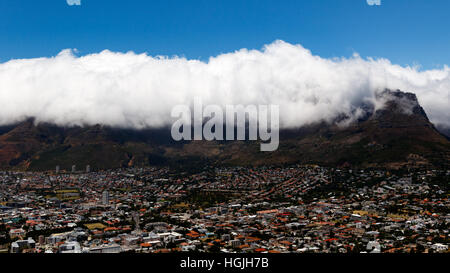 Table Mountain ist ein abgeflachter Berg bildet ein Wahrzeichen mit Blick auf die City of Cape Town in Südafrika. Es ist eine bedeutende touristische ein Stockfoto