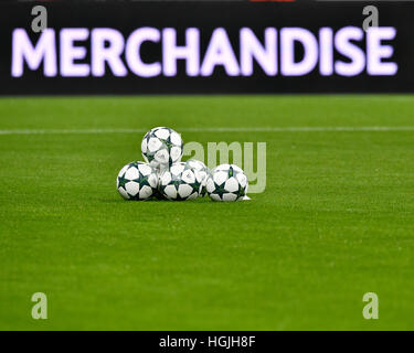 Fußbälle, Spielbälle mit Champions-League-Logo vor Umfang Werbung, MERCHANDISE, Allianz Arena, München Stockfoto