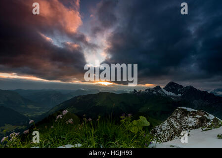 Blick vom Zafernhorn bei Sonnenaufgang mit dunklen Wolken, Gewitterstimmung, Alpenpanorama, Allgäuer Alpen, Damüls, Bregenzerwald Stockfoto