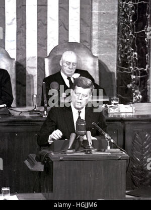 US-Präsident John F. Kennedy skizziert seine Vision für die bemannte Weltraumfahrt in einer gemeinsamen Sitzung des Kongresses der Vereinigten Staaten in Washington, DC am 25. Mai 1961 als er erklärte, ". Ich glaube, diese Nation sollte sich verpflichten, um das Ziel zu erreichen, noch in diesem Jahrzehnt, einen Mann auf dem Mond zu landen und ihn sicher zur Erde zurück. " Dieses Ziel wurde erreicht, als Astronaut Neil A. Armstrong der erste Mensch auf dem Mond um 10:56 Uhr MESZ, 20. Juli 1969 seinen Fuß gesetzt wurde. Im Hintergrund gezeigt, ist Sprecher des Hauses Sam T. Rayburn (Demokrat von Texas). Bildnachweis: Arnie Sac Stockfoto