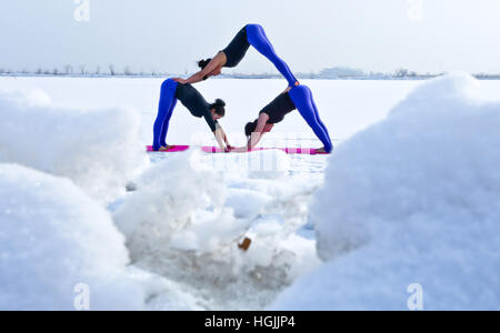 Zhangye, Chinas Provinz Gansu. 10. Januar 2017. Liebhaber von Yoga praktizieren Yoga in Zhangye National Wetland Park, Nordwesten Chinas Provinz Gansu, nach einem Schneefall am 10. Januar 2017. © Wang Jiang/Xinhua/Alamy Live-Nachrichten Stockfoto