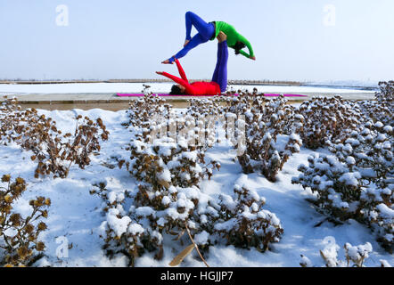 Zhangye, Chinas Provinz Gansu. 10. Januar 2017. Liebhaber von Yoga praktizieren Yoga in Zhangye National Wetland Park, Nordwesten Chinas Provinz Gansu, nach einem Schneefall am 10. Januar 2017. © Wang Jiang/Xinhua/Alamy Live-Nachrichten Stockfoto