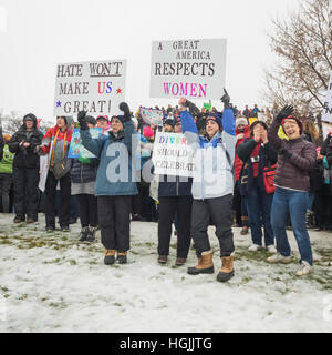 Saint Paul, Minnesota, USA. 21. Januar 2017.  Teilnehmer im März die Frauen halten politische Zeichen, während sie darauf, für den Marsch warten zu beginnen, in St. Paul, Minnesota. Cindy Carlsson/Alamy Live-Nachrichten Stockfoto