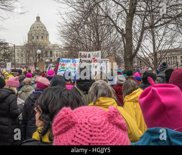 Saint Paul, Minnesota, USA. 21. Januar 2017.  Eine Menge Leute mit rosa Hüte und politische Zeichen versammelt sich vor das State Capitol in der Frauen März in St. Paul, Minnesota. Cindy Carlsson/Alamy Live-Nachrichten Stockfoto