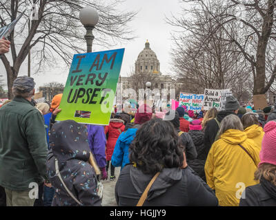 Saint Paul, Minnesota, USA. 21. Januar 2017.  Teilnehmer mit politischen Zeichen versammeln sich vor dem State Capitol Marsch der Frauen in St. Paul, Minnesota. Cindy Carlsson/Alamy Live-Nachrichten Stockfoto