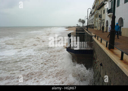 22. Januar 2017 Mittelmeer. Wellen in Sant Pol de Mar El Maresme. Barcelona. Catalunya. Spanien Stockfoto