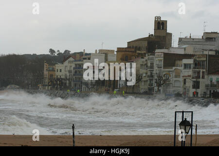 22. Januar 2017 spanische Klima. Mittelmeer. Wellen in Sant Pol de Mar El Maresme. Barcelona. Catalunya. Spanien-Credit: NatureOnline/Alamy Live-Nachrichten Stockfoto