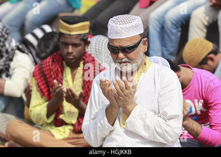 Tongi, in der Nähe von Dhaka, Bangladesh. 22. Januar 2017. Bangladeshi Muslime beten am letzten Tag einer dreitägigen islamischen Gemeinde an den Ufern des Flusses Turag in Tongi, in der Nähe von Dhaka, Bangladesh, 22. Januar 2017. Die zweite Phase des Biswa Ijtema endet heute mit Akheri Munajat oder das letzte Gebet und muslimischen Gläubigen von auf der ganzen Welt teilgenommen in der zweitgrößte Gemeinde der Welt der Muslime. Bildnachweis: Suvra Kanti Das/ZUMA Draht/Alamy Live-Nachrichten Stockfoto