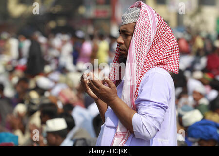 Tongi, in der Nähe von Dhaka, Bangladesh. 22. Januar 2017. Bangladeshi Muslime beten am letzten Tag einer dreitägigen islamischen Gemeinde an den Ufern des Flusses Turag in Tongi, in der Nähe von Dhaka, Bangladesh, 22. Januar 2017. Die zweite Phase des Biswa Ijtema endet heute mit Akheri Munajat oder das letzte Gebet und muslimischen Gläubigen von auf der ganzen Welt teilgenommen in der zweitgrößte Gemeinde der Welt der Muslime. Bildnachweis: Suvra Kanti Das/ZUMA Draht/Alamy Live-Nachrichten Stockfoto