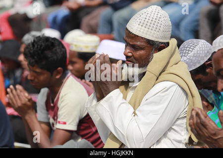 Tongi, in der Nähe von Dhaka, Bangladesh. 22. Januar 2017. Bangladeshi Muslime beten am letzten Tag einer dreitägigen islamischen Gemeinde an den Ufern des Flusses Turag in Tongi, in der Nähe von Dhaka, Bangladesh, 22. Januar 2017. Die zweite Phase des Biswa Ijtema endet heute mit Akheri Munajat oder das letzte Gebet und muslimischen Gläubigen von auf der ganzen Welt teilgenommen in der zweitgrößte Gemeinde der Welt der Muslime. Bildnachweis: Suvra Kanti Das/ZUMA Draht/Alamy Live-Nachrichten Stockfoto