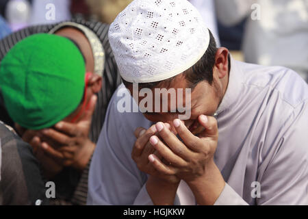 Tongi, in der Nähe von Dhaka, Bangladesh. 22. Januar 2017. Bangladeshi Muslime beten am letzten Tag einer dreitägigen islamischen Gemeinde an den Ufern des Flusses Turag in Tongi, in der Nähe von Dhaka, Bangladesh, 22. Januar 2017. Die zweite Phase des Biswa Ijtema endet heute mit Akheri Munajat oder das letzte Gebet und muslimischen Gläubigen von auf der ganzen Welt teilgenommen in der zweitgrößte Gemeinde der Welt der Muslime. Bildnachweis: Suvra Kanti Das/ZUMA Draht/Alamy Live-Nachrichten Stockfoto