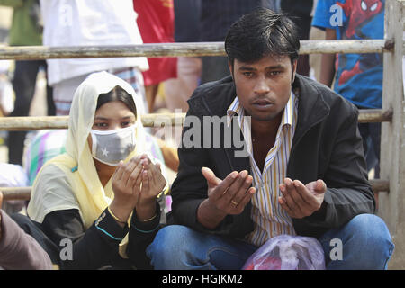 Tongi, in der Nähe von Dhaka, Bangladesh. 22. Januar 2017. Bangladeshi Muslime beten am letzten Tag einer dreitägigen islamischen Gemeinde an den Ufern des Flusses Turag in Tongi, in der Nähe von Dhaka, Bangladesh, 22. Januar 2017. Die zweite Phase des Biswa Ijtema endet heute mit Akheri Munajat oder das letzte Gebet und muslimischen Gläubigen von auf der ganzen Welt teilgenommen in der zweitgrößte Gemeinde der Welt der Muslime. Bildnachweis: Suvra Kanti Das/ZUMA Draht/Alamy Live-Nachrichten Stockfoto