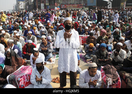 Tongi, in der Nähe von Dhaka, Bangladesh. 22. Januar 2017. Bangladeshi Muslime beten am letzten Tag einer dreitägigen islamischen Gemeinde an den Ufern des Flusses Turag in Tongi, in der Nähe von Dhaka, Bangladesh, 22. Januar 2017. Die zweite Phase des Biswa Ijtema endet heute mit Akheri Munajat oder das letzte Gebet und muslimischen Gläubigen von auf der ganzen Welt teilgenommen in der zweitgrößte Gemeinde der Welt der Muslime. Bildnachweis: Suvra Kanti Das/ZUMA Draht/Alamy Live-Nachrichten Stockfoto