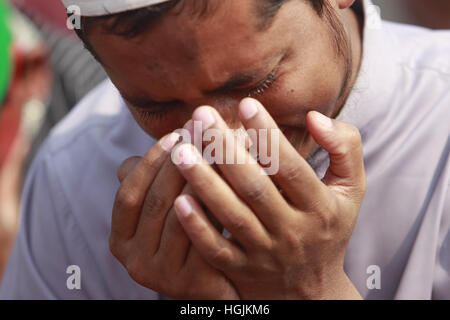 Tongi, in der Nähe von Dhaka, Bangladesh. 22. Januar 2017. Bangladeshi Muslime beten am letzten Tag einer dreitägigen islamischen Gemeinde an den Ufern des Flusses Turag in Tongi, in der Nähe von Dhaka, Bangladesh, 22. Januar 2017. Die zweite Phase des Biswa Ijtema endet heute mit Akheri Munajat oder das letzte Gebet und muslimischen Gläubigen von auf der ganzen Welt teilgenommen in der zweitgrößte Gemeinde der Welt der Muslime. Bildnachweis: Suvra Kanti Das/ZUMA Draht/Alamy Live-Nachrichten Stockfoto