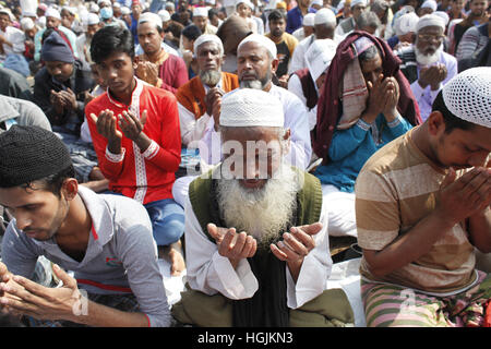 Tongi, in der Nähe von Dhaka, Bangladesh. 22. Januar 2017. Bangladeshi Muslime beten am letzten Tag einer dreitägigen islamischen Gemeinde an den Ufern des Flusses Turag in Tongi, in der Nähe von Dhaka, Bangladesh, 22. Januar 2017. Die zweite Phase des Biswa Ijtema endet heute mit Akheri Munajat oder das letzte Gebet und muslimischen Gläubigen von auf der ganzen Welt teilgenommen in der zweitgrößte Gemeinde der Welt der Muslime. Bildnachweis: Suvra Kanti Das/ZUMA Draht/Alamy Live-Nachrichten Stockfoto