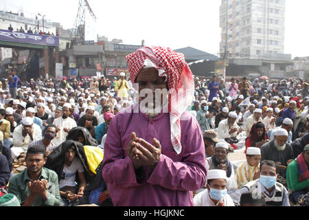 Tongi, in der Nähe von Dhaka, Bangladesh. 22. Januar 2017. Bangladeshi Muslime beten am letzten Tag einer dreitägigen islamischen Gemeinde an den Ufern des Flusses Turag in Tongi, in der Nähe von Dhaka, Bangladesh, 22. Januar 2017. Die zweite Phase des Biswa Ijtema endet heute mit Akheri Munajat oder das letzte Gebet und muslimischen Gläubigen von auf der ganzen Welt teilgenommen in der zweitgrößte Gemeinde der Welt der Muslime. Bildnachweis: Suvra Kanti Das/ZUMA Draht/Alamy Live-Nachrichten Stockfoto