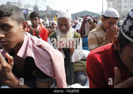 Tongi, in der Nähe von Dhaka, Bangladesh. 22. Januar 2017. Bangladeshi Muslime beten am letzten Tag einer dreitägigen islamischen Gemeinde an den Ufern des Flusses Turag in Tongi, in der Nähe von Dhaka, Bangladesh, 22. Januar 2017. Die zweite Phase des Biswa Ijtema endet heute mit Akheri Munajat oder das letzte Gebet und muslimischen Gläubigen von auf der ganzen Welt teilgenommen in der zweitgrößte Gemeinde der Welt der Muslime. Bildnachweis: Suvra Kanti Das/ZUMA Draht/Alamy Live-Nachrichten Stockfoto