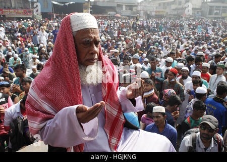 Tongi, in der Nähe von Dhaka, Bangladesh. 22. Januar 2017. Bangladeshi Muslime beten am letzten Tag einer dreitägigen islamischen Gemeinde an den Ufern des Flusses Turag in Tongi, in der Nähe von Dhaka, Bangladesh, 22. Januar 2017. Die zweite Phase des Biswa Ijtema endet heute mit Akheri Munajat oder das letzte Gebet und muslimischen Gläubigen von auf der ganzen Welt teilgenommen in der zweitgrößte Gemeinde der Welt der Muslime. Bildnachweis: Suvra Kanti Das/ZUMA Draht/Alamy Live-Nachrichten Stockfoto