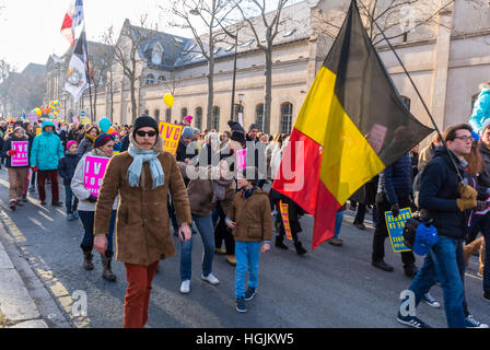 Eine Menge Franzosen, die aus Protest gegen legale Abtreibung, "marsch um das Leben"-Proteste marschierten, protestierende konservative Pariser Demonstranten "Zehntausende Demonstranten gingen am Sonntag gegen Abtreibung auf die Straßen von Paris und ein Gesetz, das Pro-Life-Websites verbietet, "falsche Informationen" über Schwangerschaftsende zu verbreiten." (Die Lokale, Webseite) -- Religion in der Politik Stockfoto