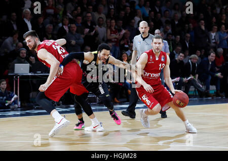 Bayreuth, Deutschland. 22. Januar 2017. Bamberger Janis Strelnieks (R) schlägt Medis Kyan Anderson (C), während sein Teamkollege Leon Kratzer während der Basketball-Match zwischen Medi Bayreuth und Brose Baskets Bamberg in Oberfranken-Halle in Bayreuth, Deutschland, 22. Januar 2017 blockiert. Foto: Daniel Löb/Dpa/Alamy Live News Stockfoto