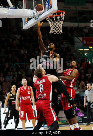 Bayreuth, Deutschland. 22. Januar 2017. Von Medi De'Mon Brooks erhält zwei Punkte für seine Mannschaft während der Basketball-Match zwischen Medi Bayreuth und Brose Baskets Bamberg in Oberfranken-Halle in Bayreuth, Deutschland, 22. Januar 2017. Foto: Daniel Löb/Dpa/Alamy Live News Stockfoto