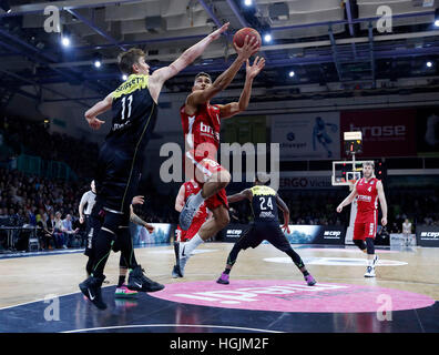 Bayreuth, Deutschland. 22. Januar 2017. Bamberger Maodo Lô (C) erhält zwei Punkte für seine Mannschaft während der Basketball-Match zwischen Medi Bayreuth und Brose Baskets Bamberg in Oberfranken-Halle in Bayreuth, Deutschland, 22. Januar 2017. Foto: Daniel Löb/Dpa/Alamy Live News Stockfoto